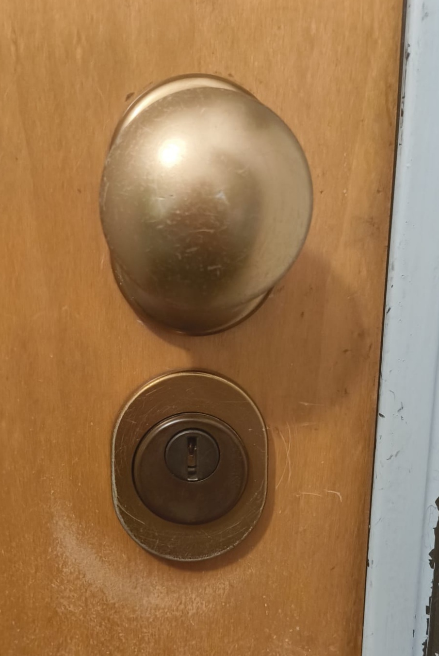 Ouvrir une porte claquée